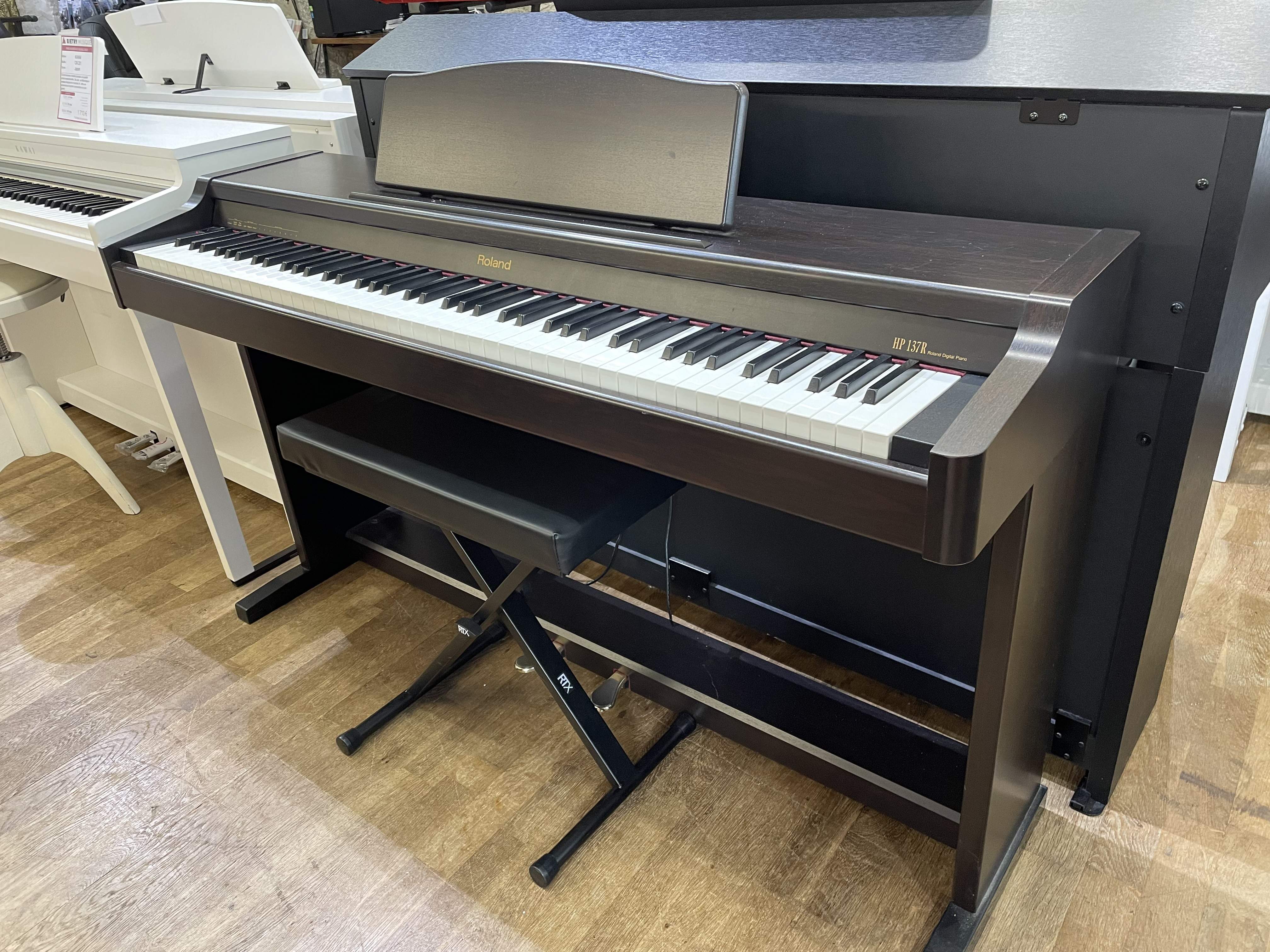 Piano d'occasion Roland HP-137R